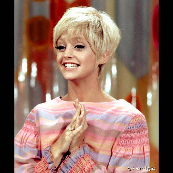 Cilios bem pesados eram constante nas maquiagens de Goldie Hawn